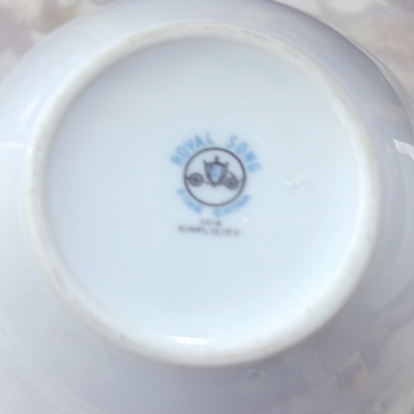 Royal Song Simplicity Sugar Bowl with Lid White Platinum Trim - Picture 5 of 5